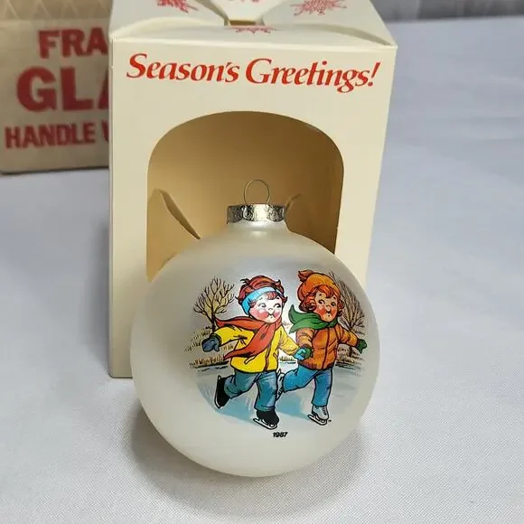 Campbell Kids Season’s Greetings 1987 Collectors Edition Frosted Glass Ornament - Picture 6 of 8